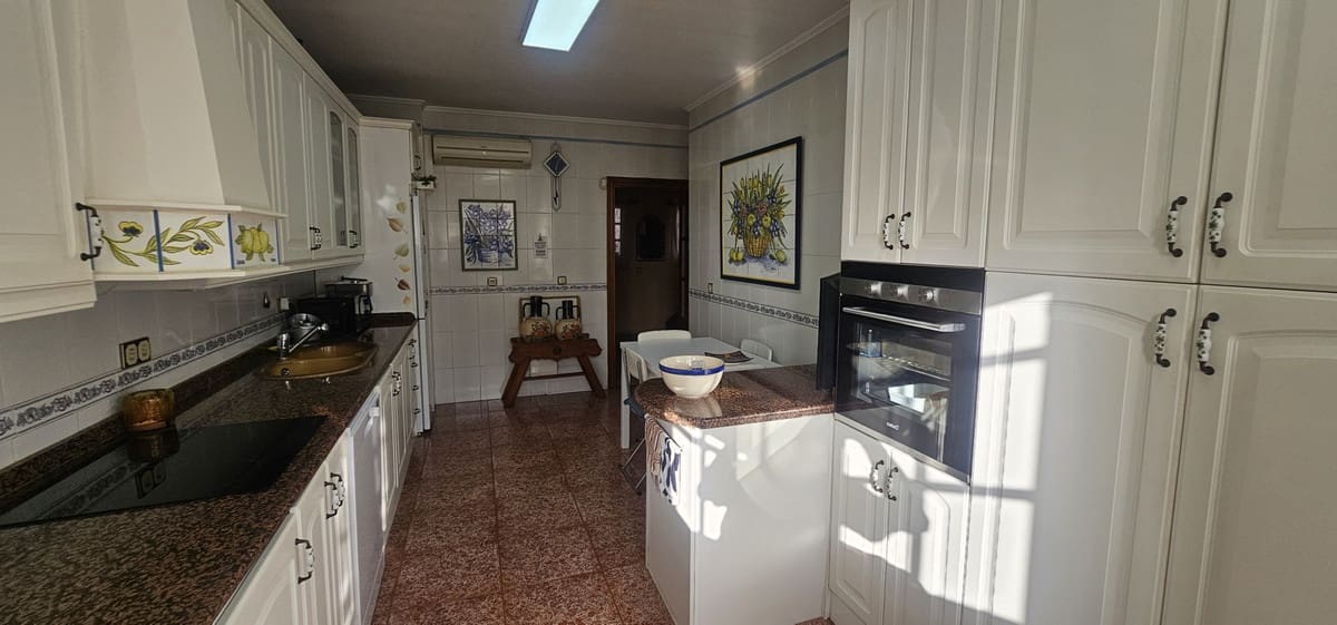 5 bedroom Apartment for sale in Fuengirola with pool - € 675,000 (Ref: 9480134)