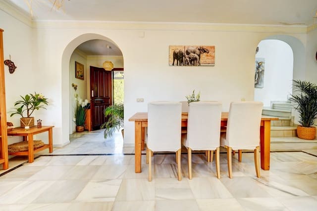 Chalet de 4 habitaciones en Calahonda, Mijas en venta con piscina garaje - 675.000 € (Ref: 9480135)