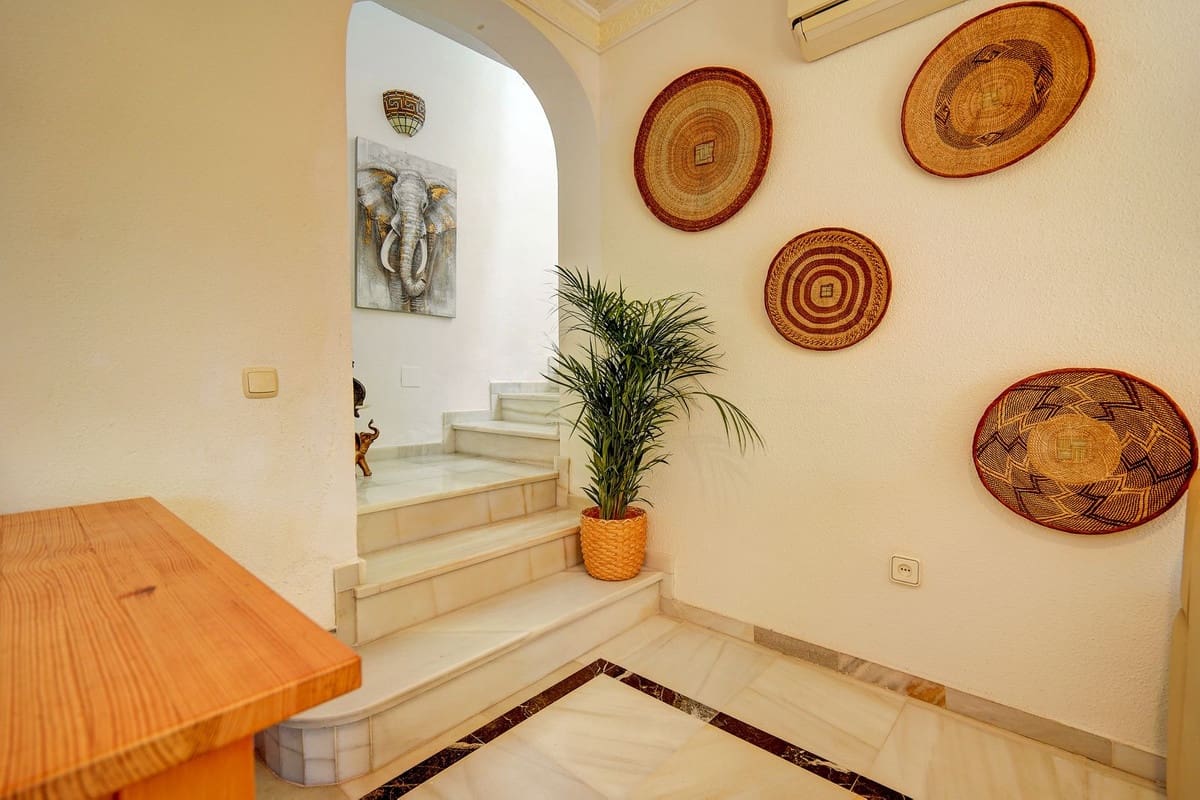 4 bedroom Villa for sale in Calahonda with pool garage - € 675,000 (Ref: 9480135)