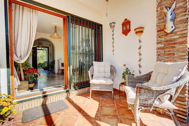 Chalet de 4 habitaciones en Calahonda, Mijas en venta con piscina garaje - 675.000 € (Ref: 9480135)