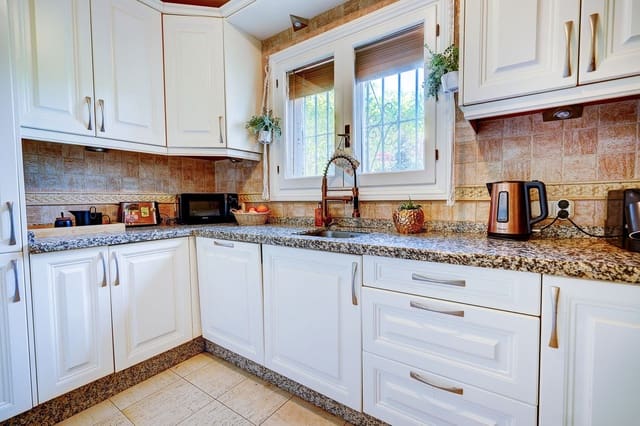 Chalet de 4 habitaciones en Calahonda, Mijas en venta con piscina garaje - 675.000 € (Ref: 9480135)