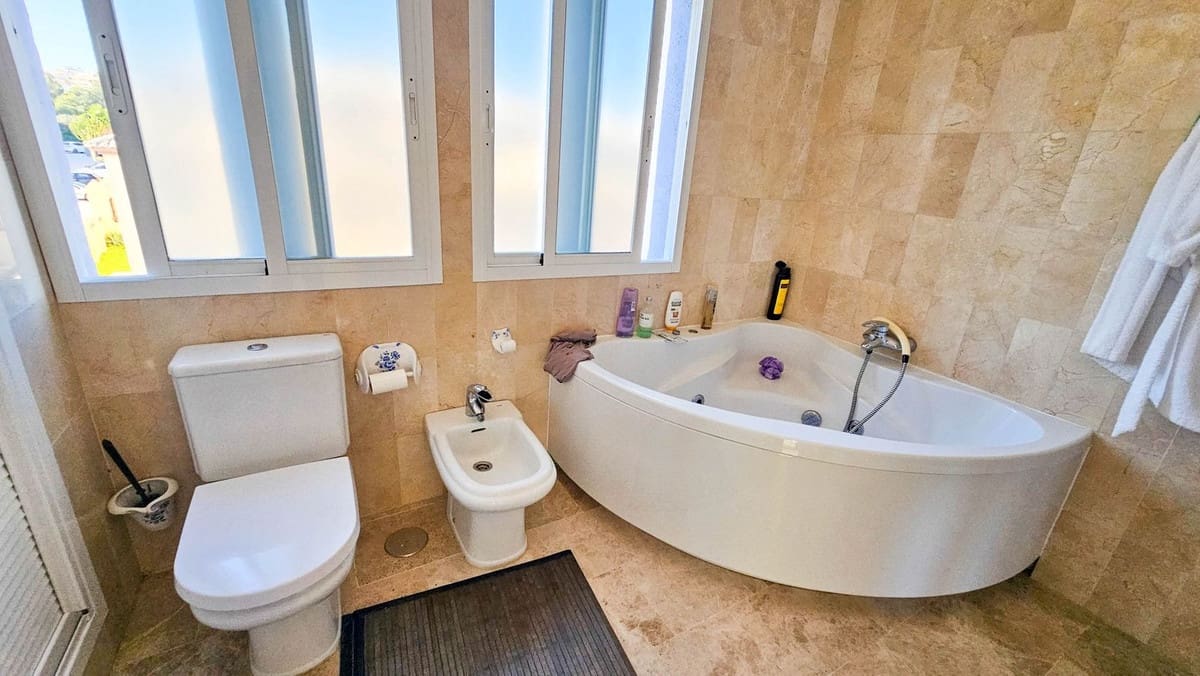 4 makuuhuone Paritalo myytävänä paikassa Bahia de Casares mukana uima-altaan - 675 000 € (Ref: 9480136)