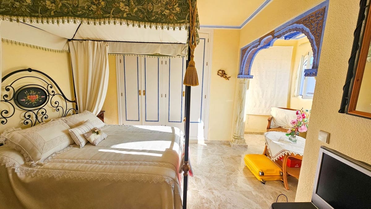 4 makuuhuone Paritalo myytävänä paikassa Bahia de Casares mukana uima-altaan - 675 000 € (Ref: 9480136)