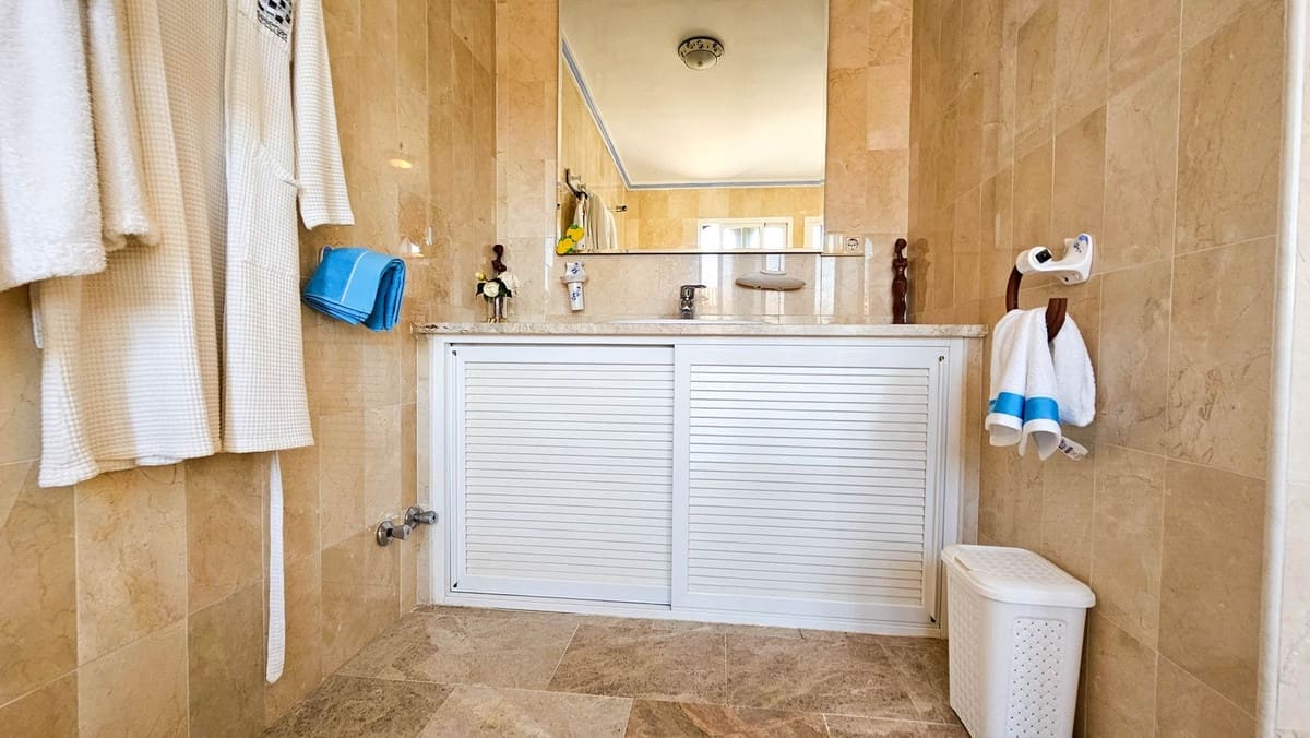 4 makuuhuone Paritalo myytävänä paikassa Bahia de Casares mukana uima-altaan - 675 000 € (Ref: 9480136)