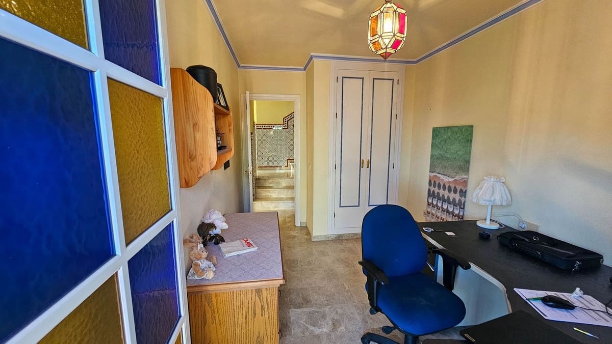 4 makuuhuone Paritalo myytävänä paikassa Bahia de Casares mukana uima-altaan - 675 000 € (Ref: 9480136)