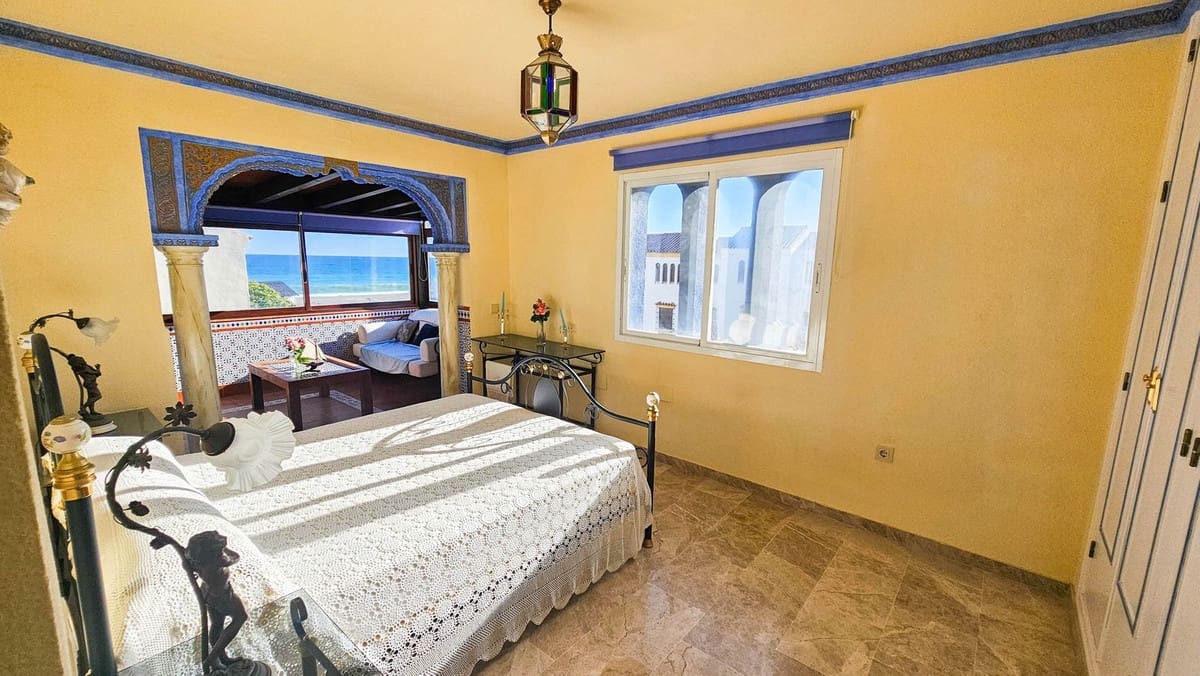 4 makuuhuone Paritalo myytävänä paikassa Bahia de Casares mukana uima-altaan - 675 000 € (Ref: 9480136)