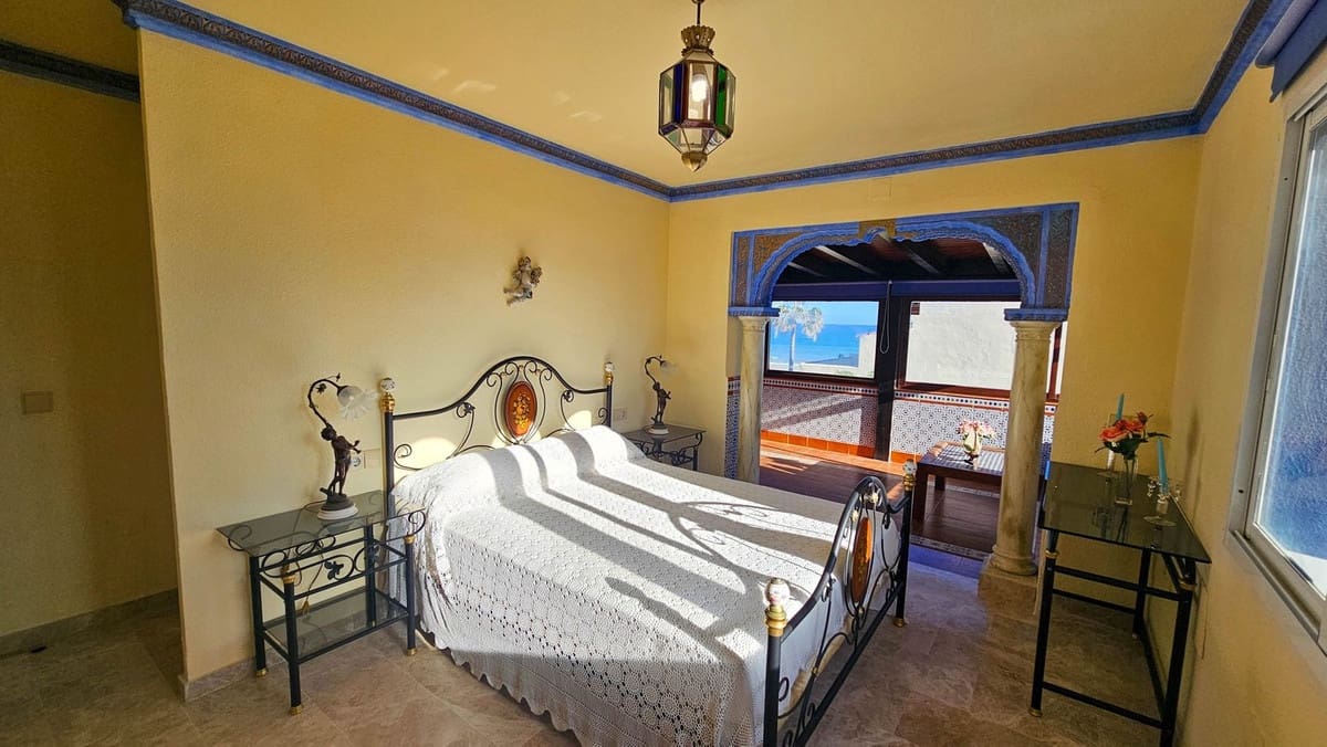 4 makuuhuone Paritalo myytävänä paikassa Bahia de Casares mukana uima-altaan - 675 000 € (Ref: 9480136)