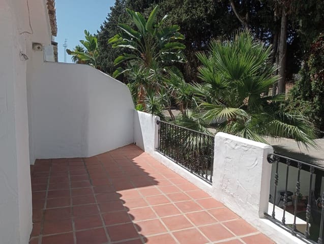 Casa de 4 habitaciones en La Dama de Noche - La Alzambra, Marbella en venta con piscina - 675.000 € (Ref: 9480138)