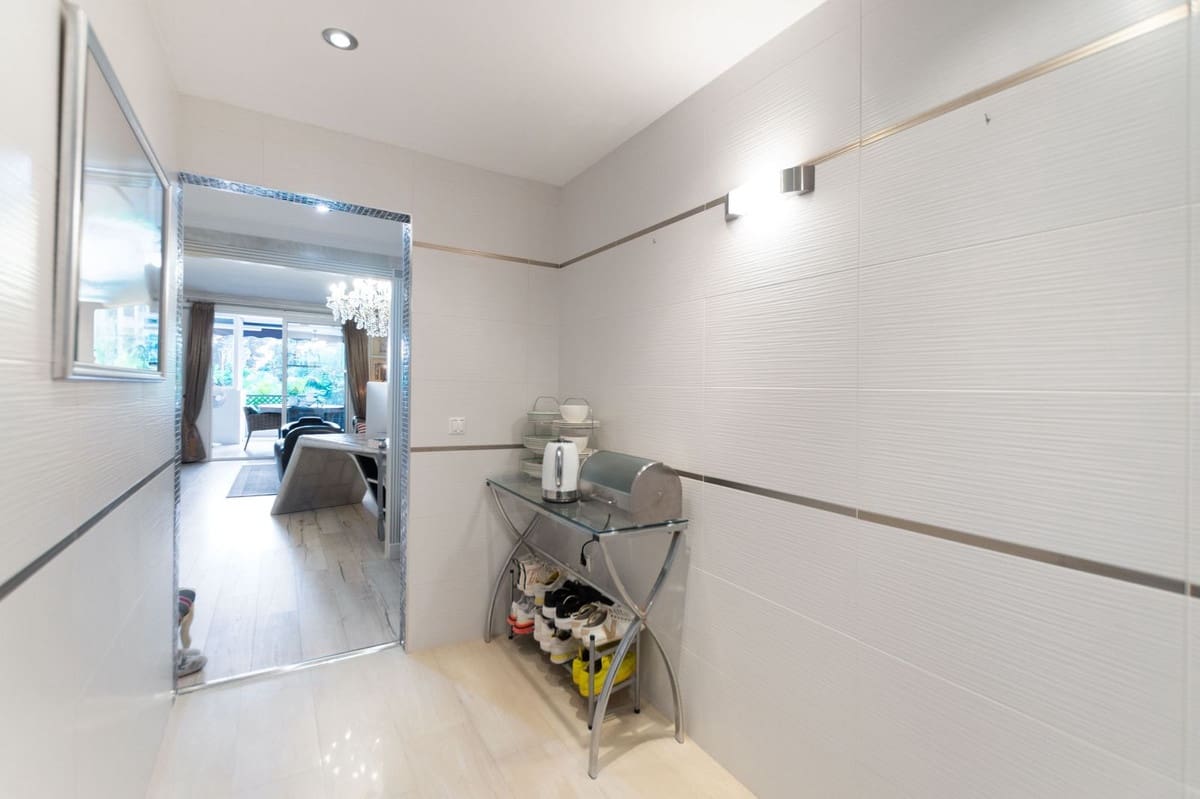 2 bedroom Apartment for sale in Puerto Banus with pool - € 680,000 (Ref: 9480143)