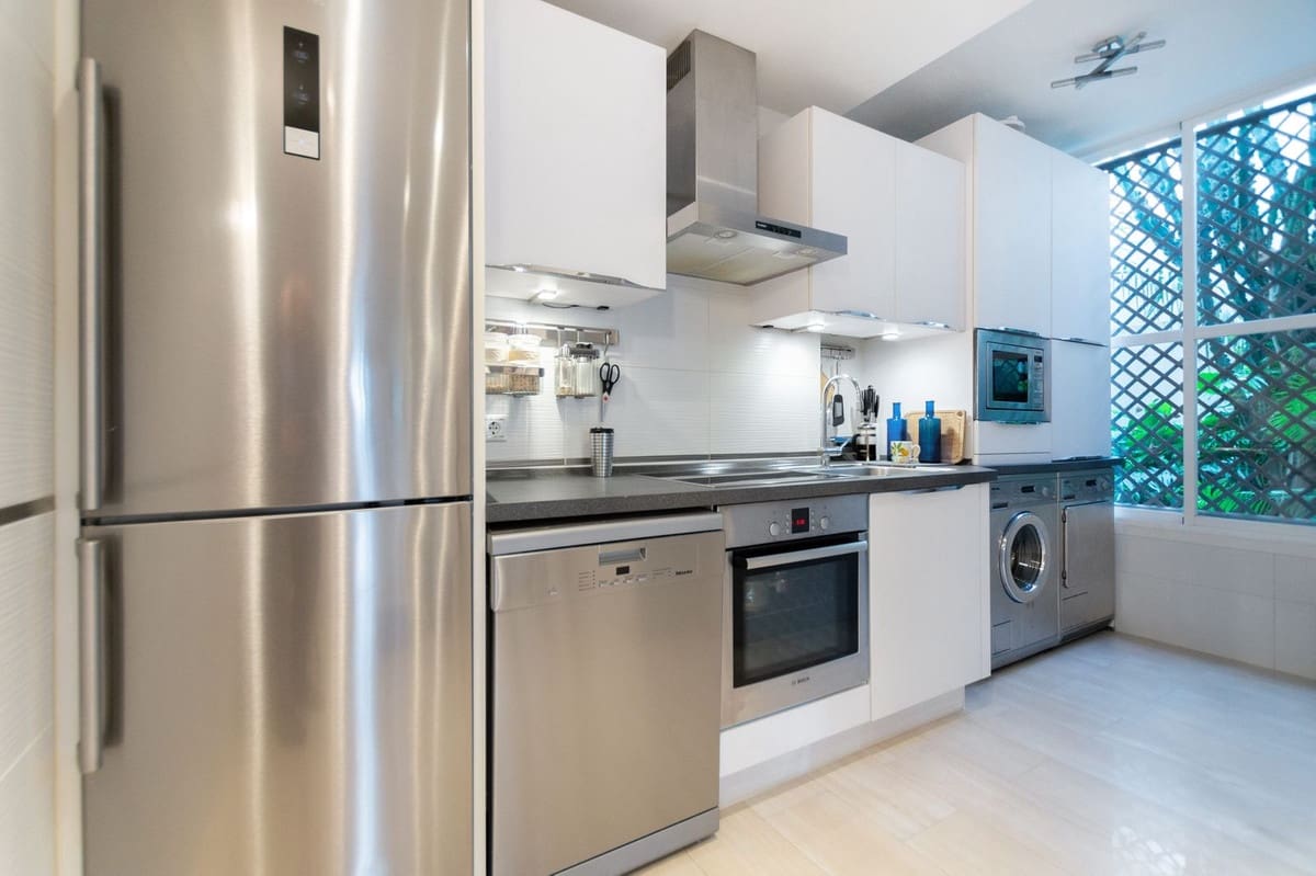 2 bedroom Apartment for sale in Puerto Banus with pool - € 680,000 (Ref: 9480143)