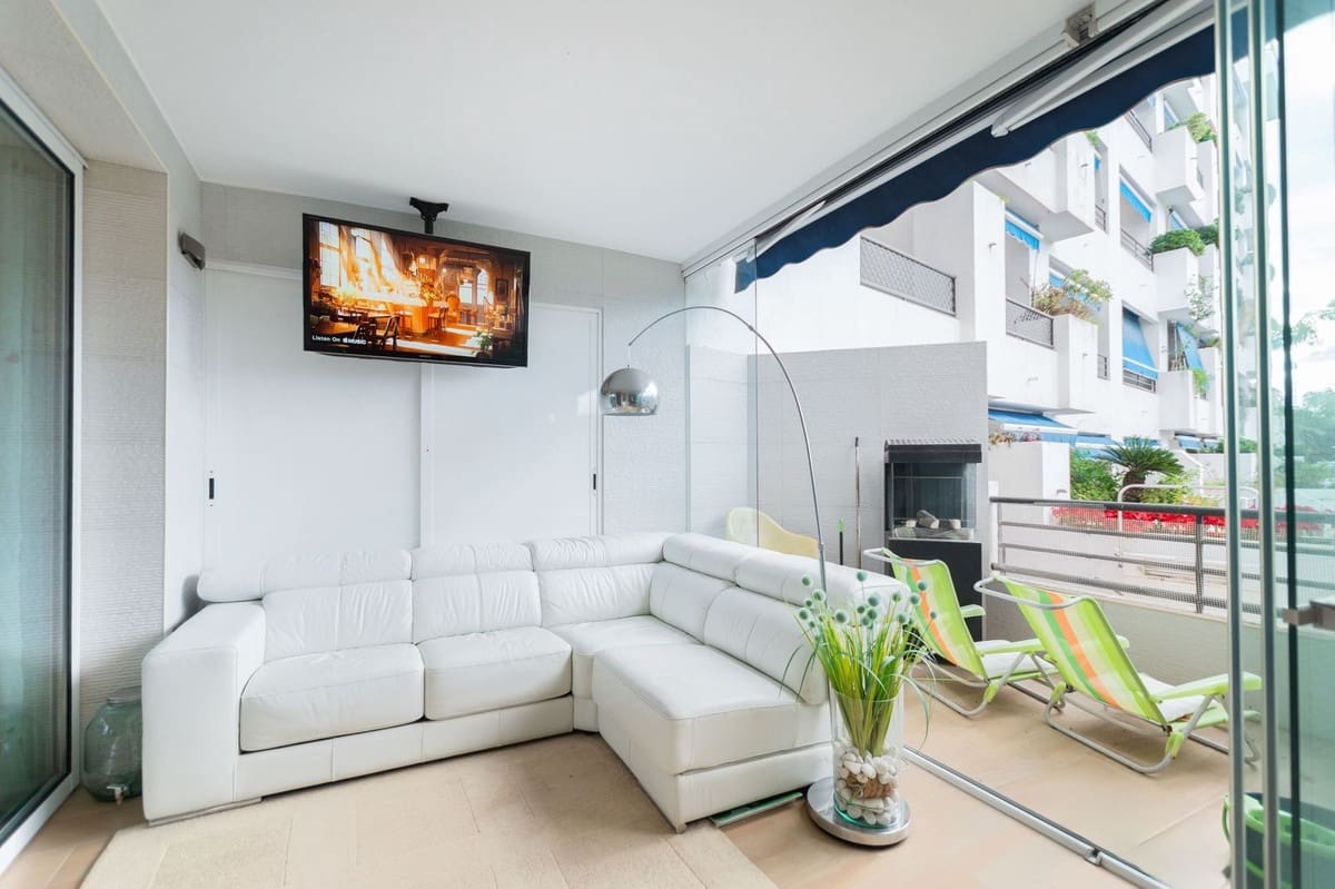 2 bedroom Apartment for sale in Puerto Banus with pool - € 680,000 (Ref: 9480143)