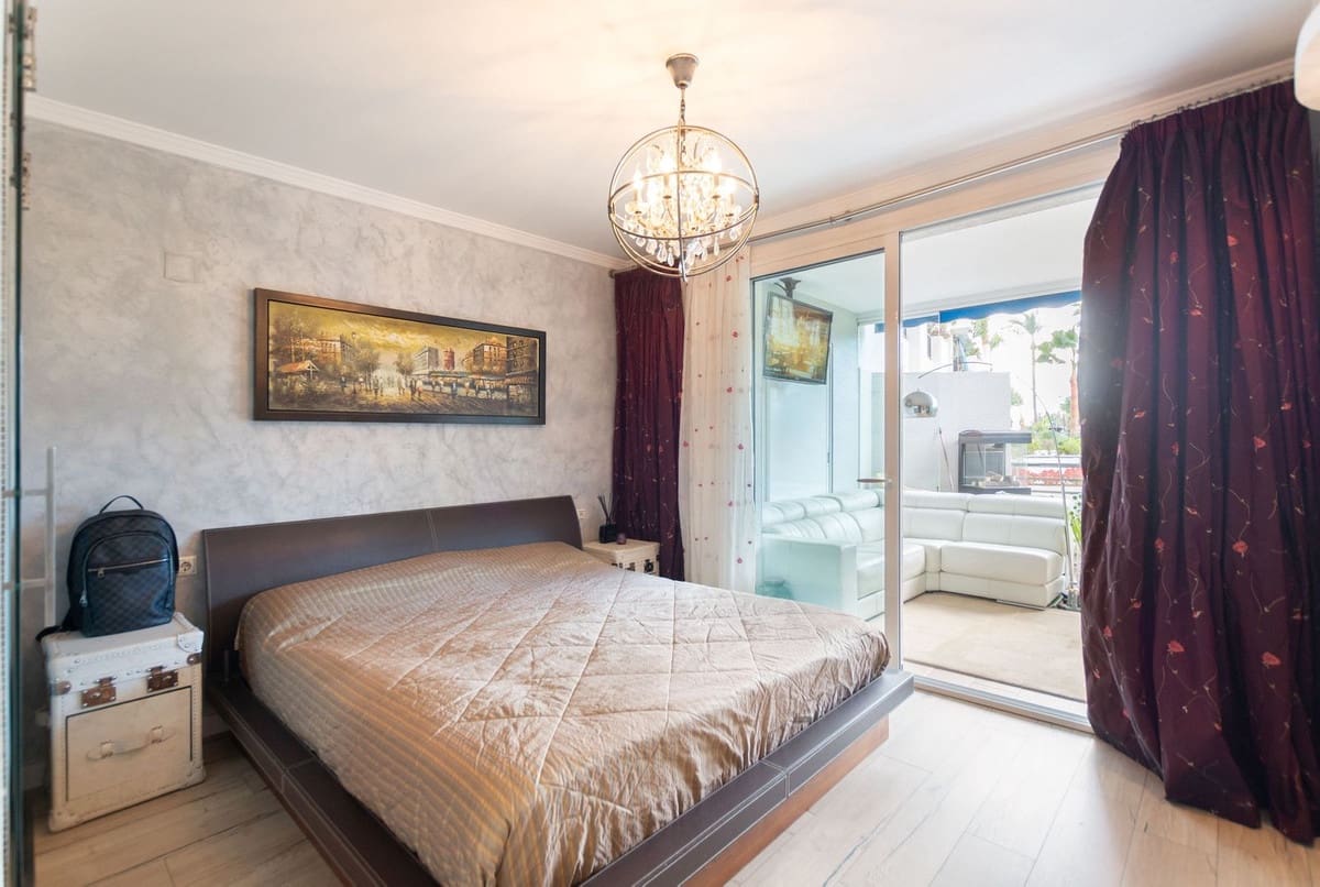 2 bedroom Apartment for sale in Puerto Banus with pool - € 680,000 (Ref: 9480143)