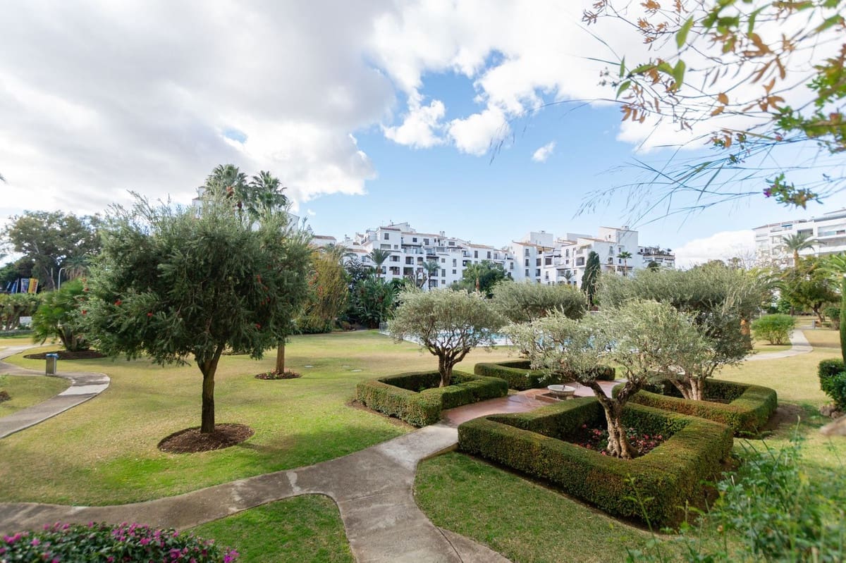 2 bedroom Apartment for sale in Puerto Banus with pool - € 680,000 (Ref: 9480143)