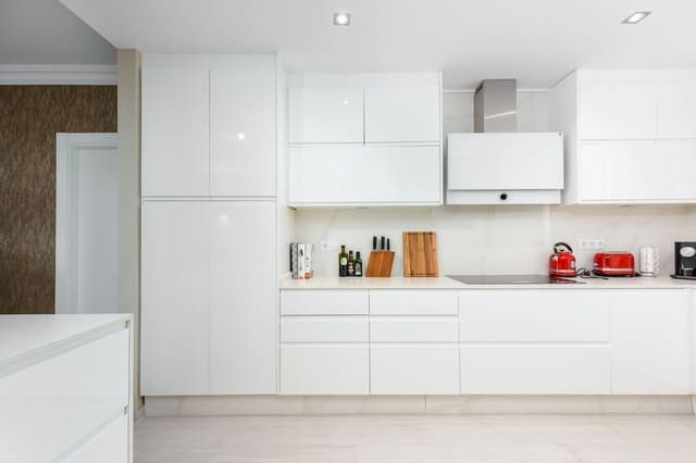 Apartamento de 2 habitaciones en Monte Halcones, Benahavís en venta con piscina - 680.000 € (Ref: 9480144)