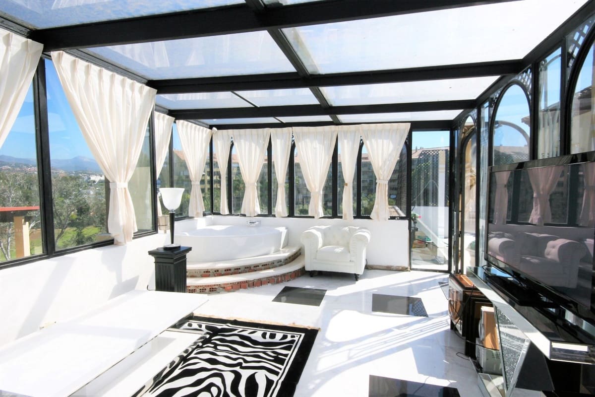 Ático de 3 habitaciones en Guadalmina en venta con piscina - 680.000 € (Ref: 9480146)