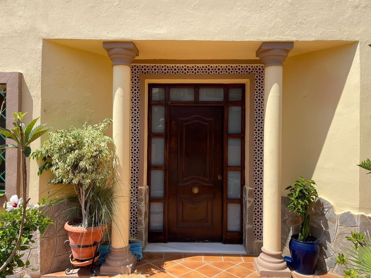 4 soveværelse Villa til salg i Fuengirola med swimmingpool - € 680.000 (Ref: 9480149)