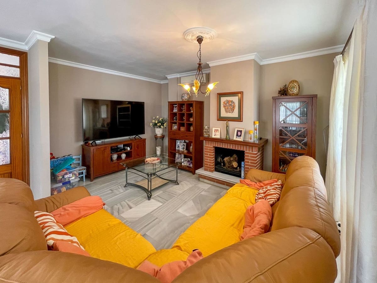 4 soveværelse Villa til salg i Fuengirola med swimmingpool - € 680.000 (Ref: 9480149)