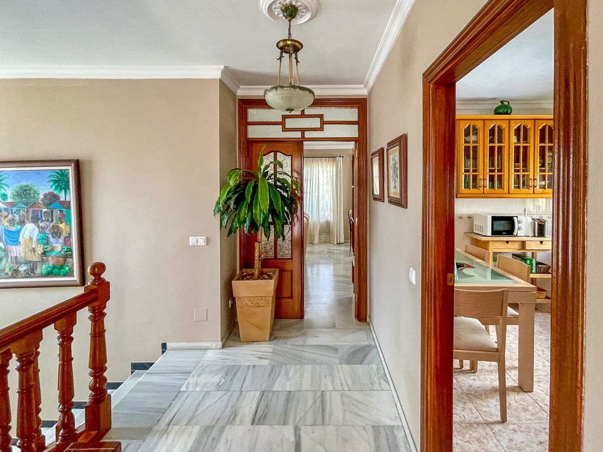 4 soveværelse Villa til salg i Fuengirola med swimmingpool - € 680.000 (Ref: 9480149)