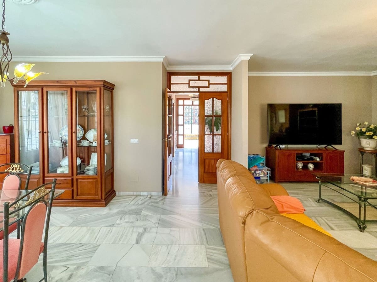 4 soveværelse Villa til salg i Fuengirola med swimmingpool - € 680.000 (Ref: 9480149)