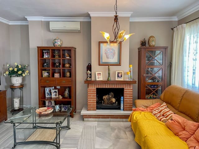 4 soveværelse Villa til salg i Centro ciudad, Fuengirola med swimmingpool - € 680.000 (Ref: 9480149)