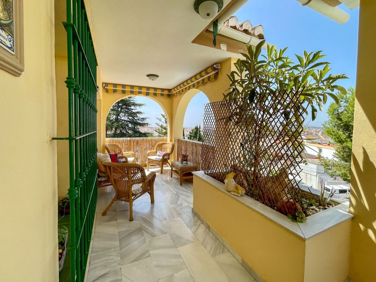 4 soveværelse Villa til salg i Fuengirola med swimmingpool - € 680.000 (Ref: 9480149)