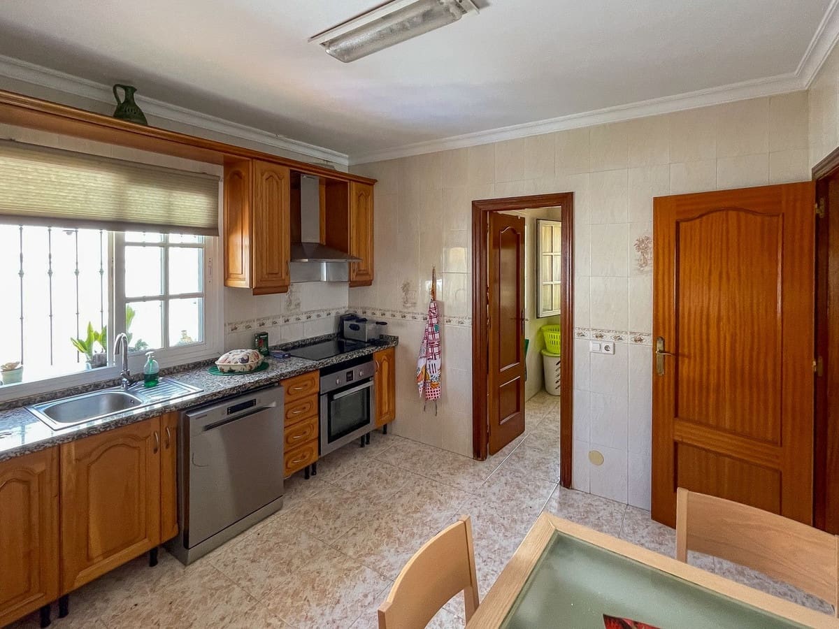 4 soveværelse Villa til salg i Fuengirola med swimmingpool - € 680.000 (Ref: 9480149)