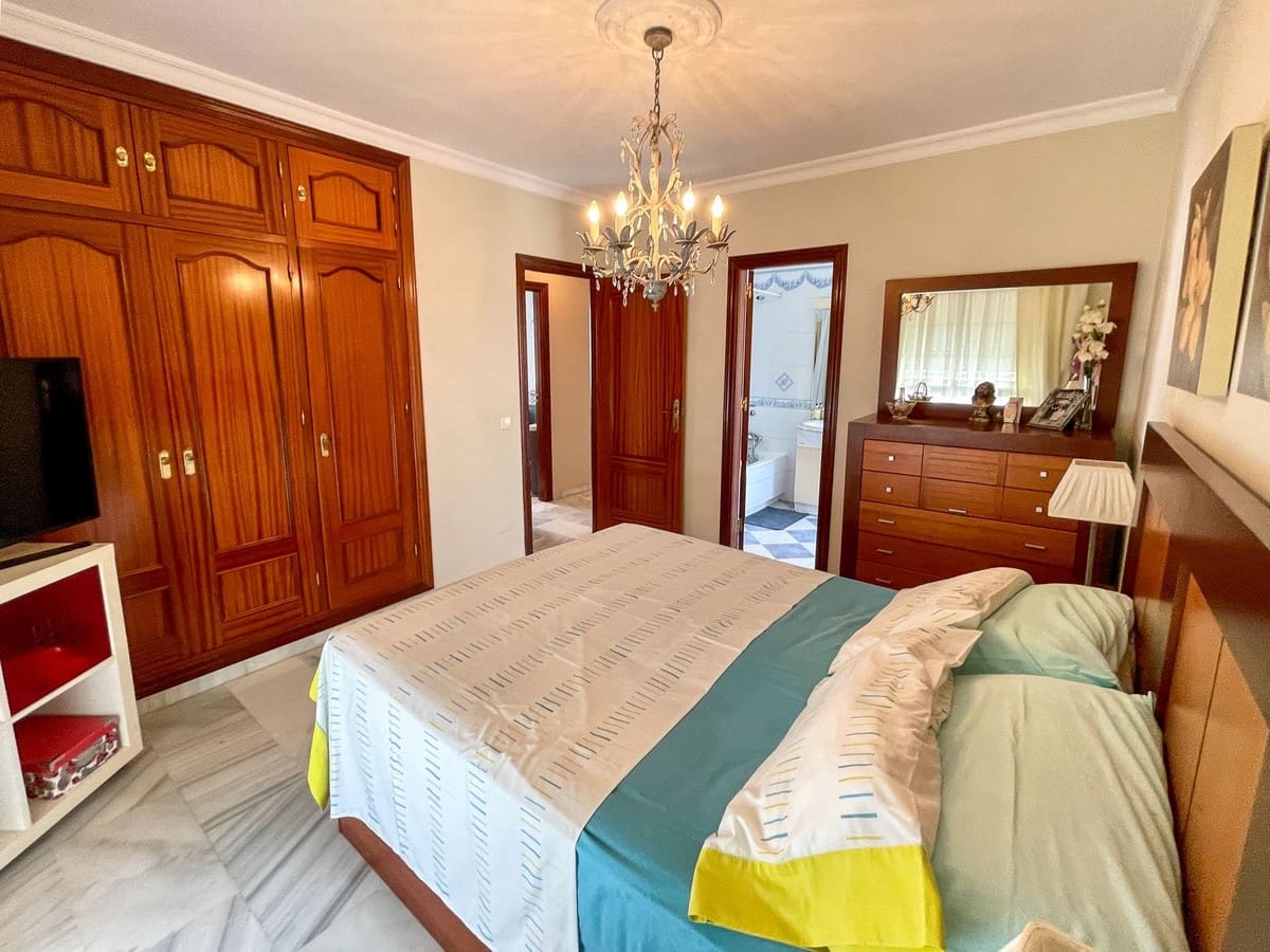 4 soveværelse Villa til salg i Fuengirola med swimmingpool - € 680.000 (Ref: 9480149)