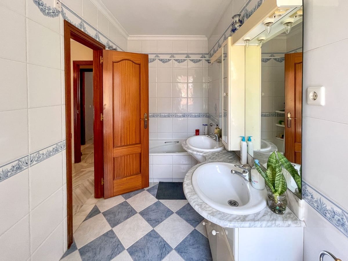 4 soveværelse Villa til salg i Fuengirola med swimmingpool - € 680.000 (Ref: 9480149)