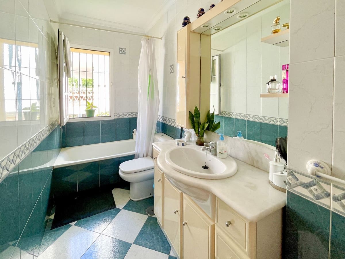 4 soveværelse Villa til salg i Fuengirola med swimmingpool - € 680.000 (Ref: 9480149)