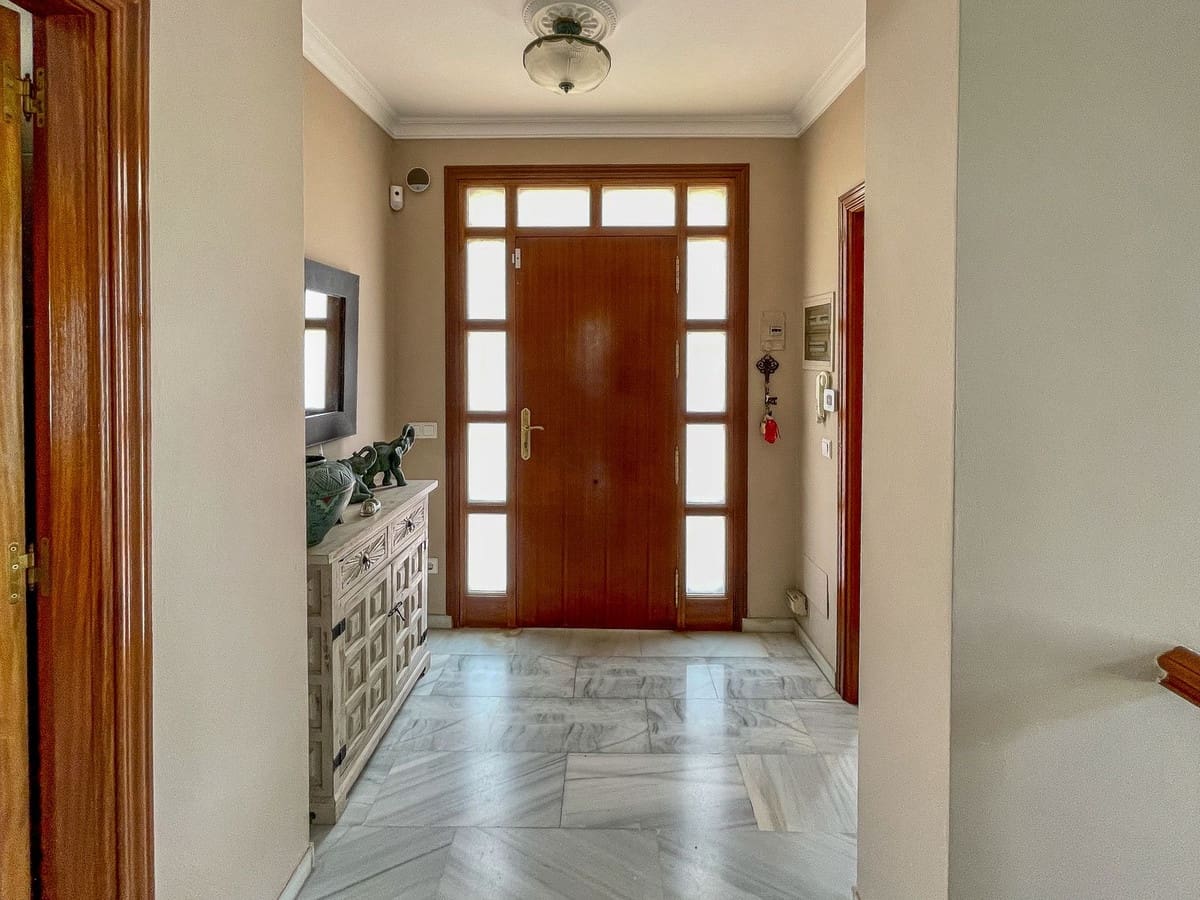 4 soveværelse Villa til salg i Fuengirola med swimmingpool - € 680.000 (Ref: 9480149)