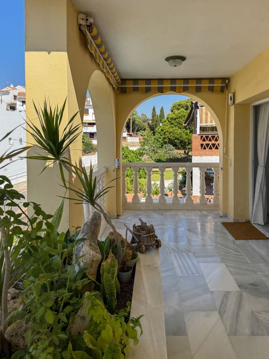 4 soveværelse Villa til salg i Fuengirola med swimmingpool - € 680.000 (Ref: 9480149)