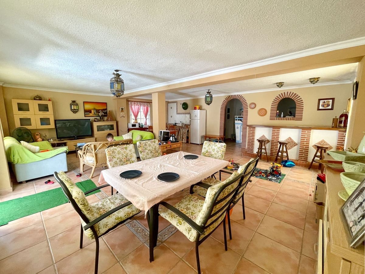 4 soveværelse Villa til salg i Fuengirola med swimmingpool - € 680.000 (Ref: 9480149)