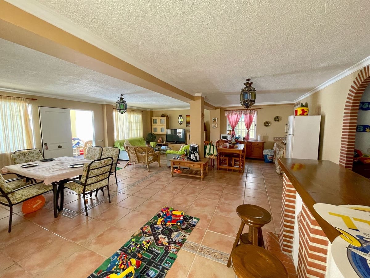 4 soveværelse Villa til salg i Fuengirola med swimmingpool - € 680.000 (Ref: 9480149)