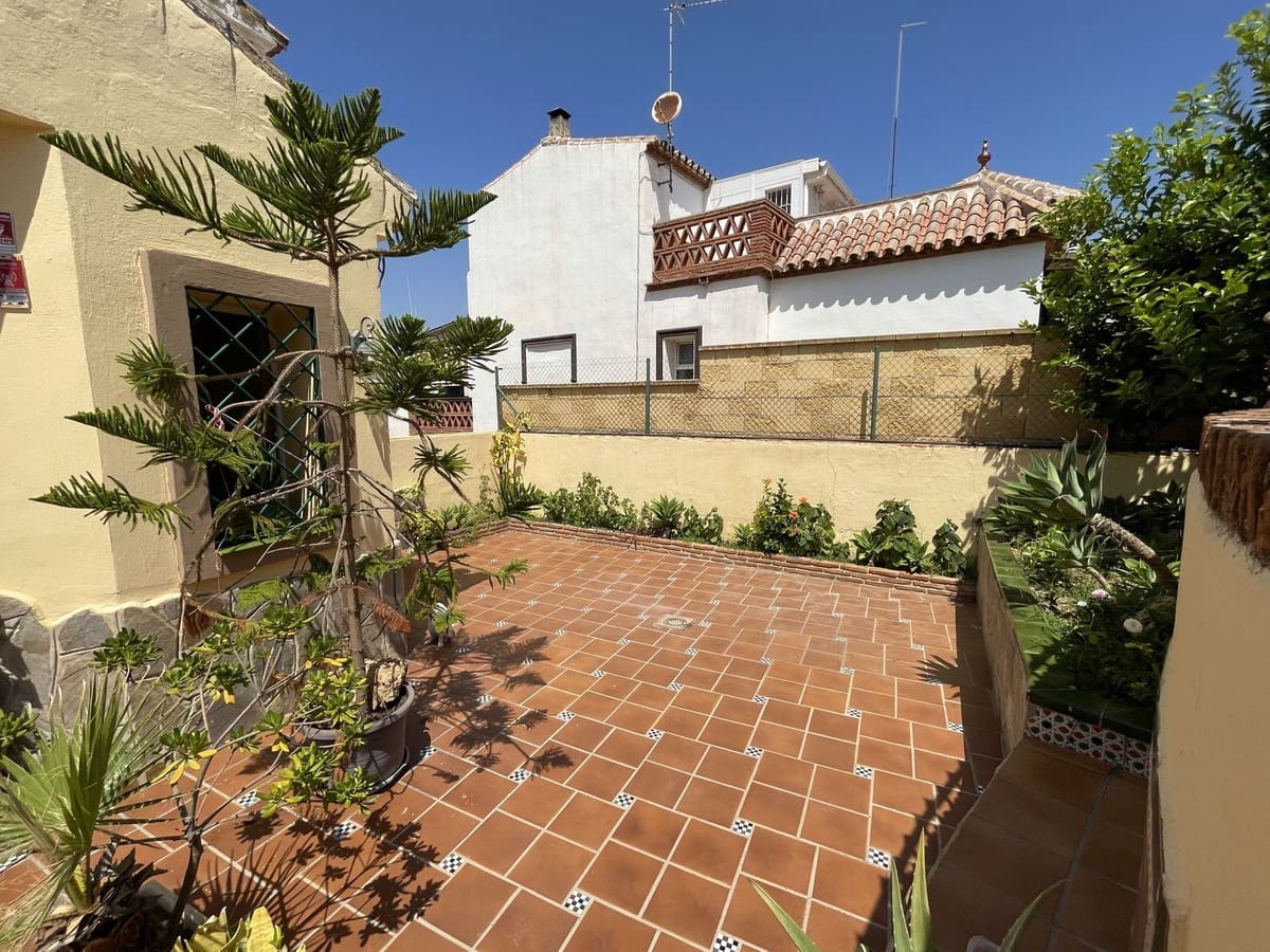 4 soveværelse Villa til salg i Fuengirola med swimmingpool - € 680.000 (Ref: 9480149)