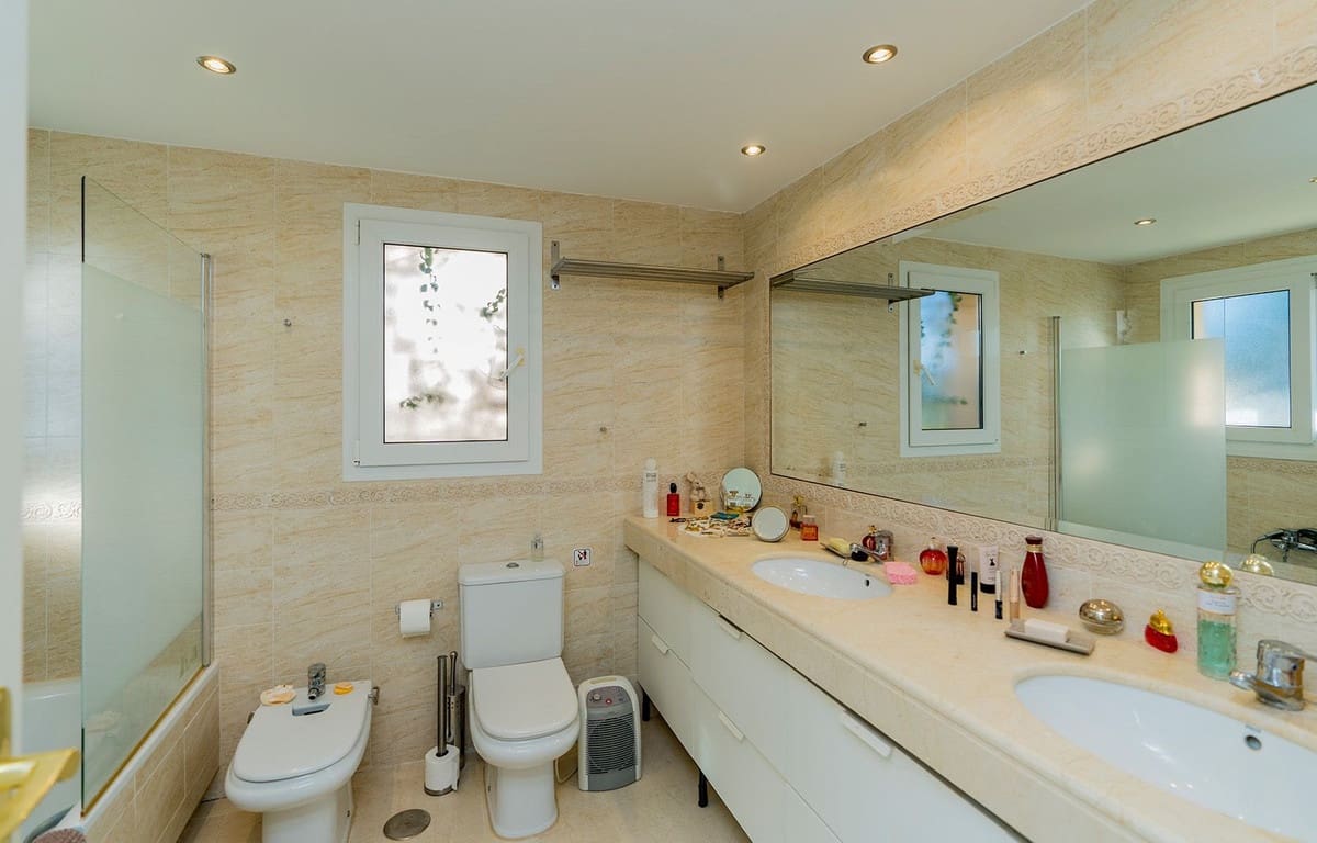 3 bedroom Semi-detached Villa for sale in Riviera del Sol with pool - € 685,000 (Ref: 9480157)