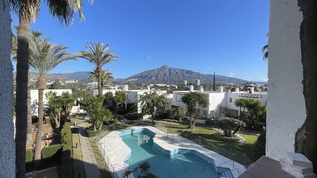 2 soverom Leilighet til salgs i Nueva Andalucia med svømmebasseng - € 690 000 (Ref: 9480164)