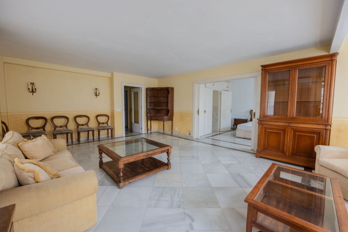 4 bedroom Apartment for sale in Marbella - € 690,000 (Ref: 9480165)