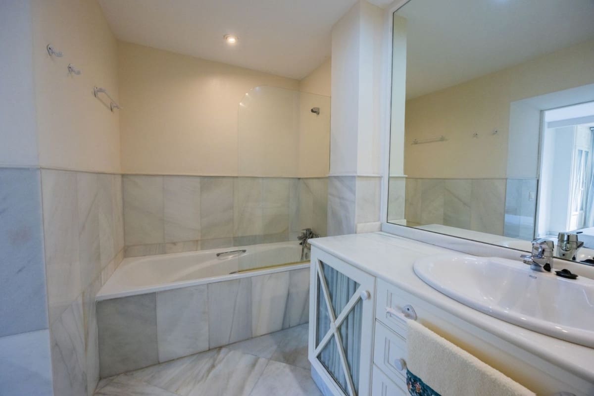 4 bedroom Apartment for sale in Marbella - € 690,000 (Ref: 9480165)