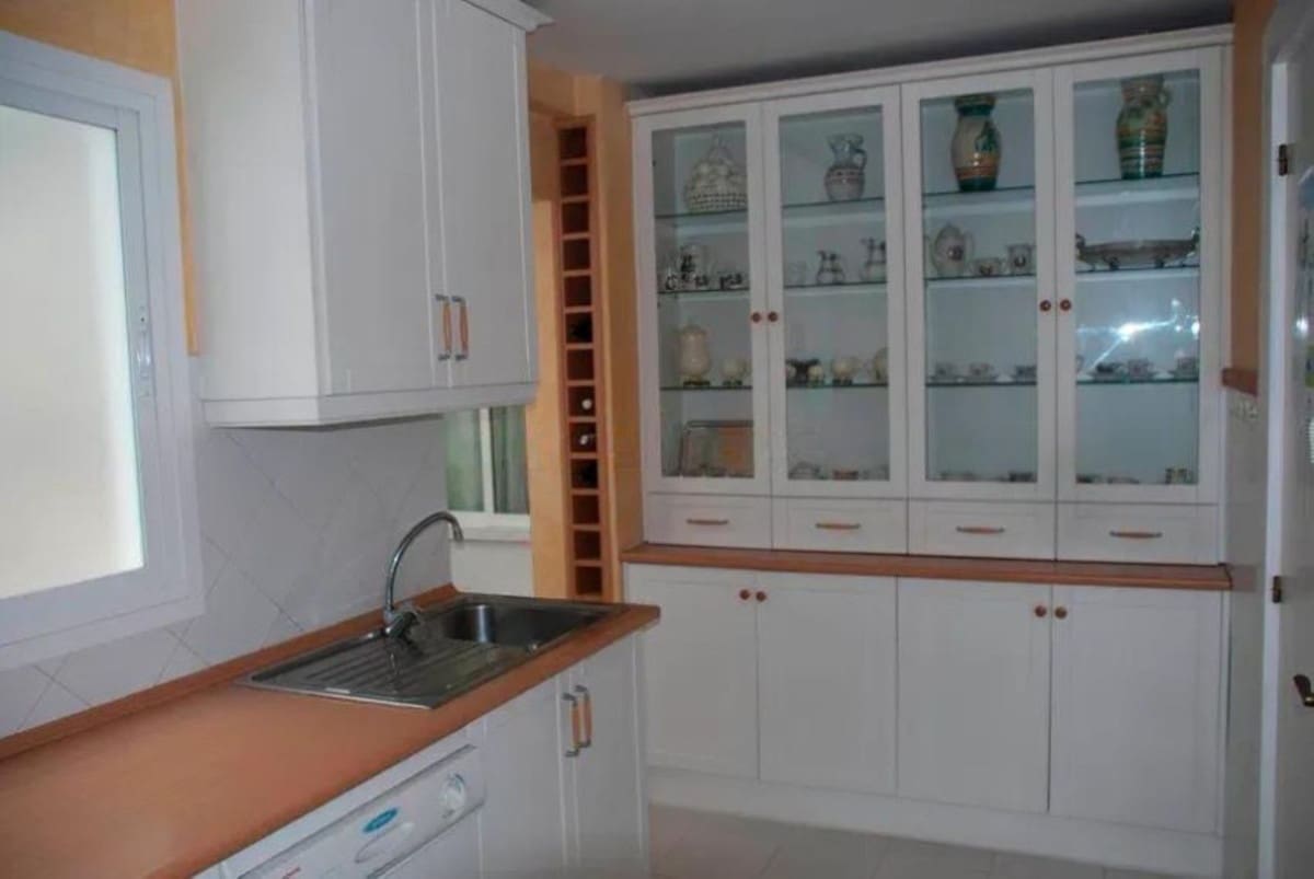 4 bedroom Apartment for sale in Marbella - € 690,000 (Ref: 9480165)