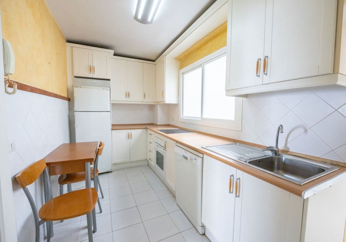 4 bedroom Apartment for sale in Marbella - € 690,000 (Ref: 9480165)