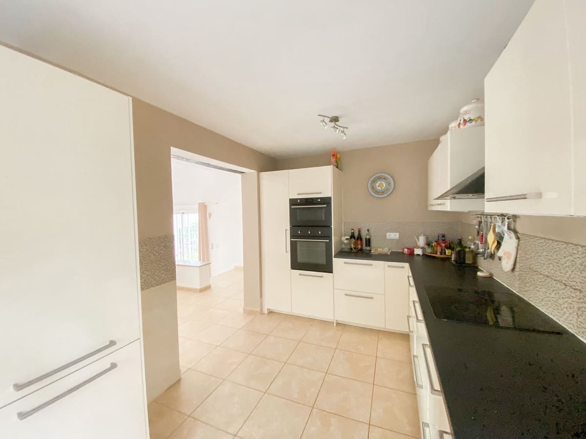 3 bedroom Villa for sale in Calahonda with garage - € 690,000 (Ref: 9480171)