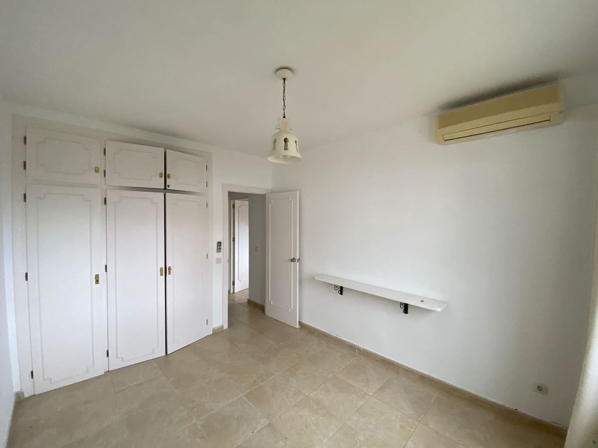 3 bedroom Villa for sale in Calahonda with garage - € 690,000 (Ref: 9480171)