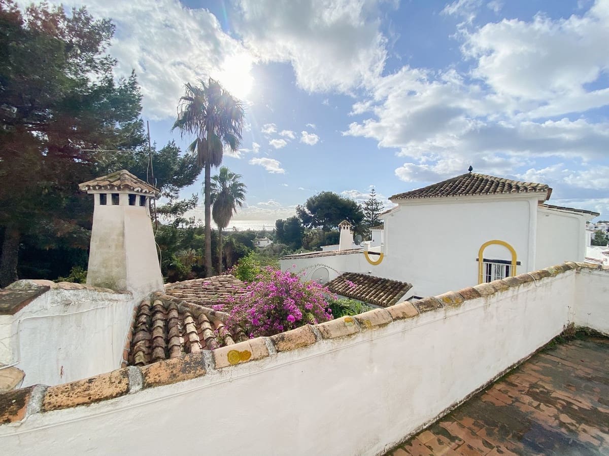 3 bedroom Villa for sale in Calahonda with garage - € 690,000 (Ref: 9480171)