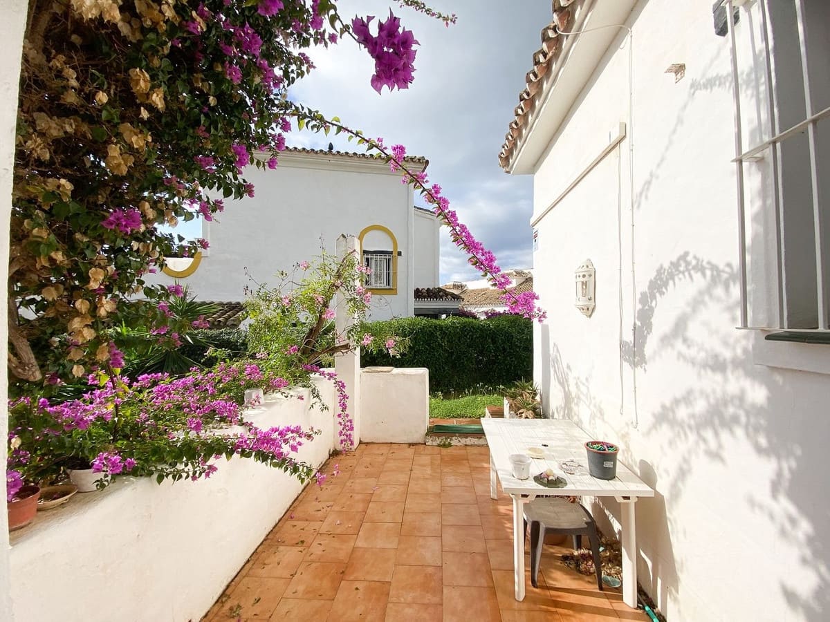 3 bedroom Villa for sale in Calahonda with garage - € 690,000 (Ref: 9480171)