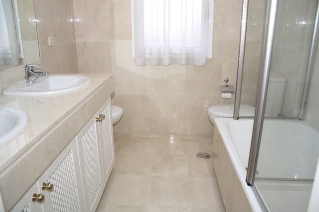 Casa de 3 habitaciones en Centro, Estepona en venta con piscina - 690.000 € (Ref: 9480173)