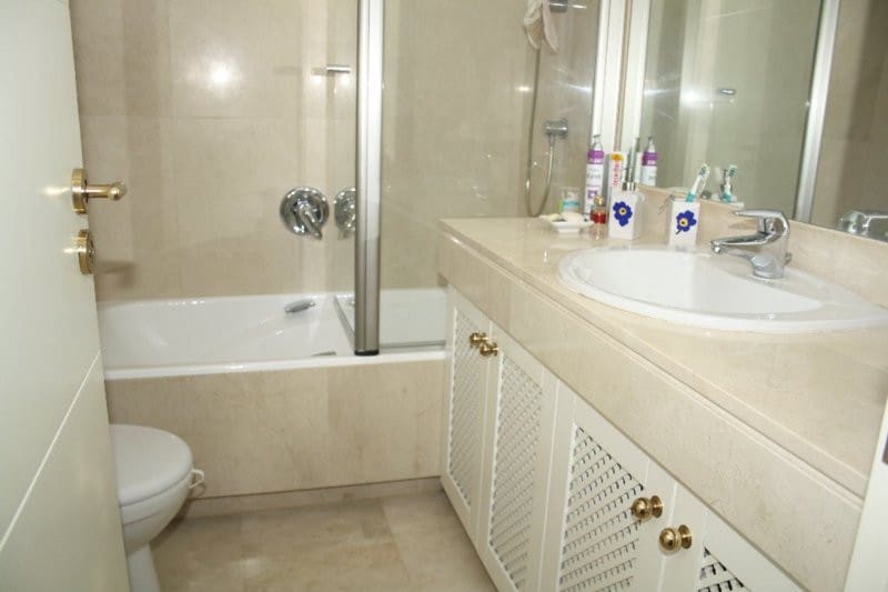 Casa de 3 habitaciones en Estepona en venta con piscina - 690.000 € (Ref: 9480173)