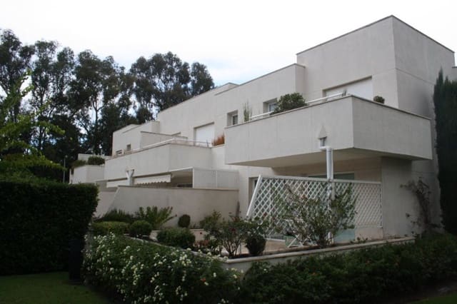 Casa de 3 habitaciones en Centro, Estepona en venta con piscina - 690.000 € (Ref: 9480173)
