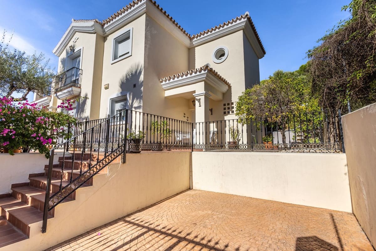 3 bedroom Villa for sale in Alhaurin Golf with pool - € 695,000 (Ref: 9480182)