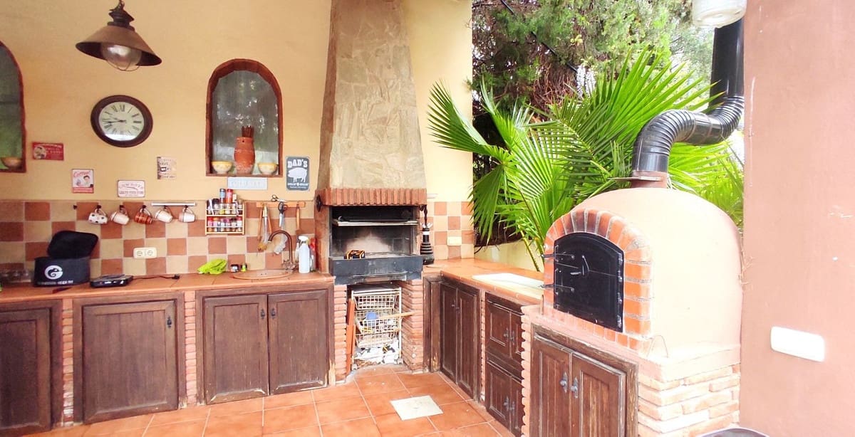 4 bedroom Villa for sale in Alhaurin el Grande with pool garage - € 695,000 (Ref: 9480183)