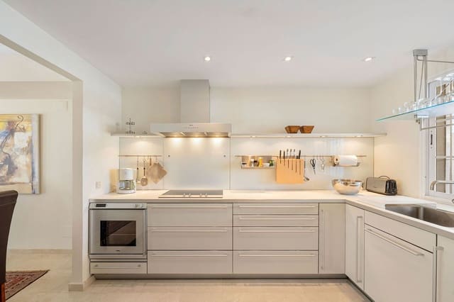 Casa de 3 habitaciones en La Dama de Noche - La Alzambra, Marbella en venta con piscina garaje - 695.000 € (Ref: 9480186)